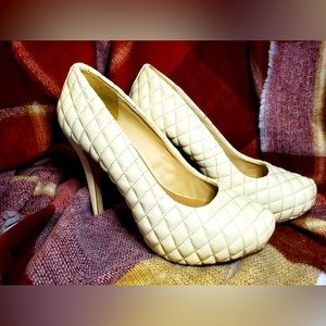 Vintage Cream Color Quilted Vegan Leather Pumps. 4.5" Heel. Size 8